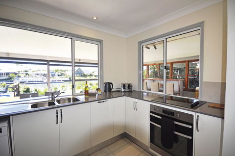 Bribie Island Canal Holiday Destination! - Grafton Accommodation 4