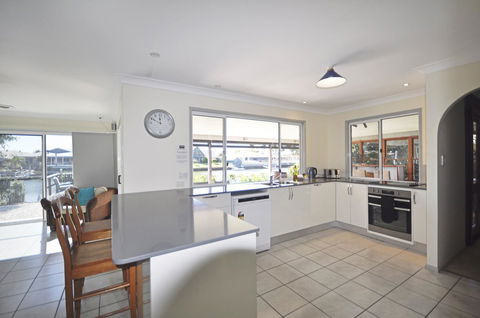 Bribie Island Canal Holiday Destination! - Grafton Accommodation 6