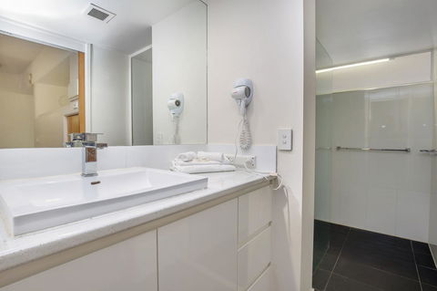 Tiki Hotel Apartments Surfers Paradise - Grafton Accommodation 5