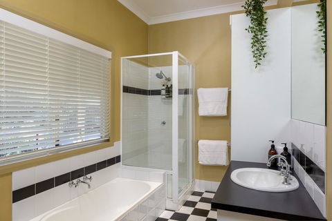 Noosa Beachhouse - Grafton Accommodation 10