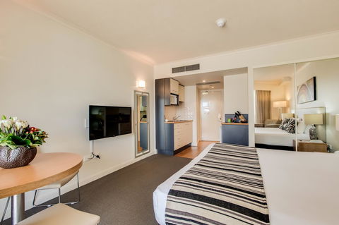 Central Cosmo Apartment Hotel - Grafton Accommodation 4