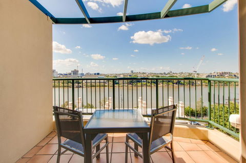 Central Cosmo Apartment Hotel - Grafton Accommodation 24