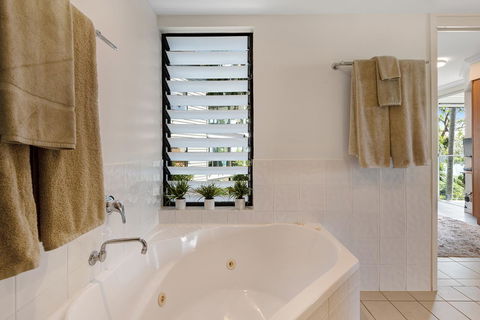 Oasis Apartments On Hamilton Island By HIHA - Grafton Accommodation 15