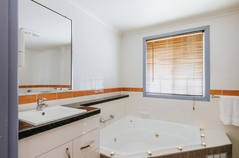 Apple Blossom Cottages - Grafton Accommodation 9