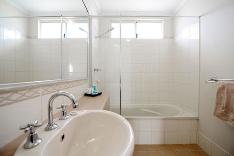 Wavecrest Village & Tourist Park - Grafton Accommodation 3