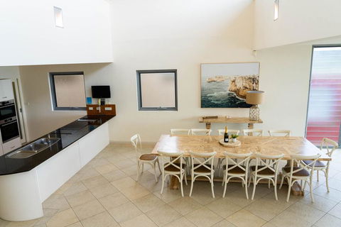 Whale View - Grand Luxurious Beachfront Home - Grafton Accommodation 2