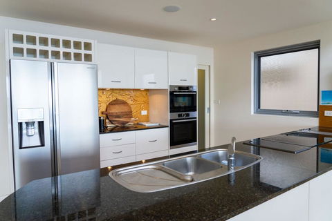 Whale View - Grand Luxurious Beachfront Home - Grafton Accommodation 3