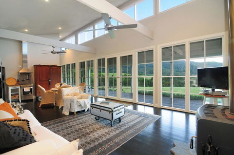 Willabrook Retreat - Mojo Cottage - Romantic Escape! - Grafton Accommodation 2
