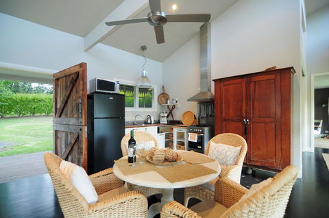 Willabrook Retreat - Mojo Cottage - Romantic Escape! - Grafton Accommodation 3