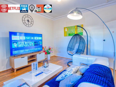 Wollongong Station Holiday House With Wi-Fi,75 Inch TV, Netflix,Parking,Beach - Grafton Accommodation 0