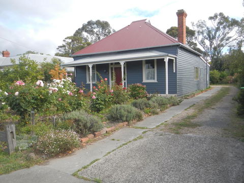 Yarram Cottage: Art And Accommodation - Grafton Accommodation 1