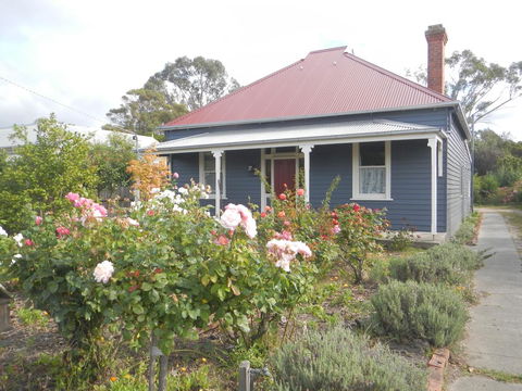 Yarram Cottage: Art And Accommodation - Grafton Accommodation 0