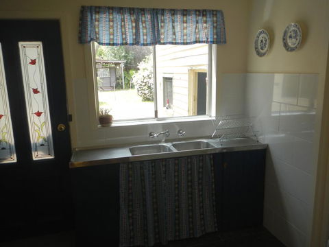 Yarram Cottage: Art And Accommodation - Grafton Accommodation 2