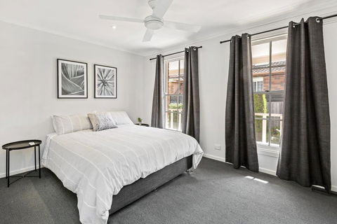 YIN-YANG - MOUNT ELIZA - Grafton Accommodation 1