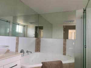 Breathtaking Views Over Currimundi Lake! - Grafton Accommodation 4