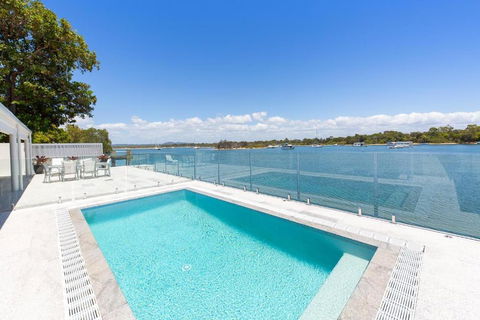 Affordable Riverfront, Pool, Private Pontoon - Grafton Accommodation 0