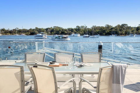 Affordable Riverfront, Pool, Private Pontoon - Grafton Accommodation 2