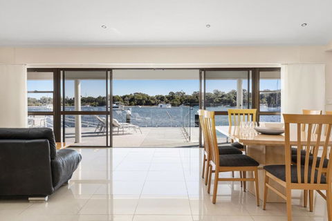 Affordable Riverfront, Pool, Private Pontoon - Grafton Accommodation 4