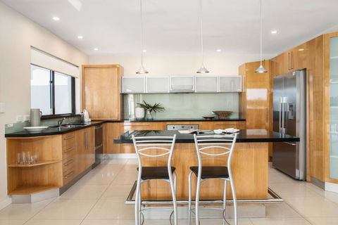 Affordable Riverfront, Pool, Private Pontoon - Grafton Accommodation 3