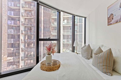 A Chic 2BR Apt Right Next To Melbourne Central - Grafton Accommodation 0