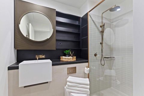 A Chic 2BR Apt Right Next To Melbourne Central - Grafton Accommodation 3