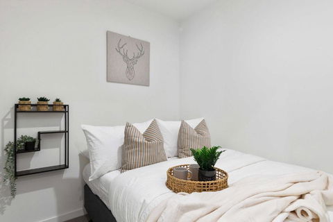 A Chic 2BR Apt Right Next To Melbourne Central - Grafton Accommodation 4