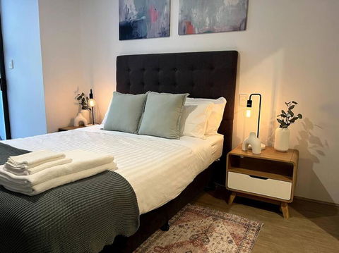 A City Oasis - Full Apartment With Balcony - Grafton Accommodation 4