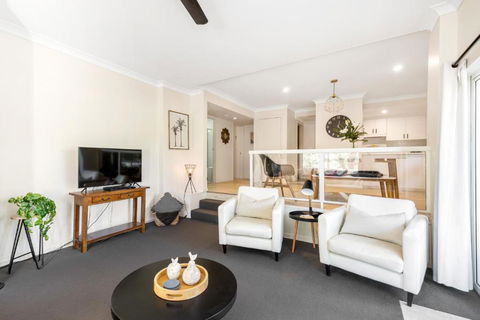 A Little Jewel By The Sea - Grafton Accommodation 3