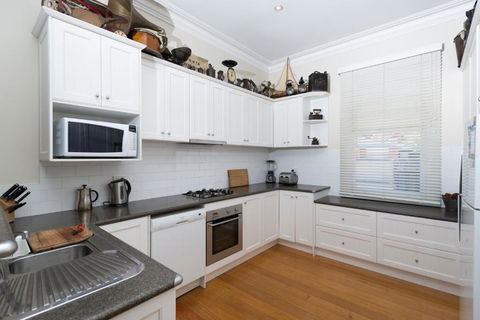 Abaleen House - Grafton Accommodation 2