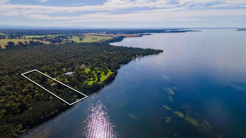 Acacia Lakehouse - Grafton Accommodation 2