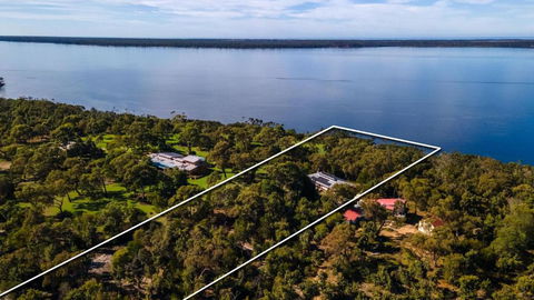 Acacia Lakehouse - Grafton Accommodation 1