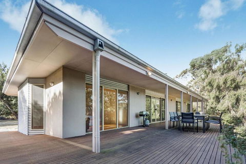 Acacia Lakehouse - Grafton Accommodation 4