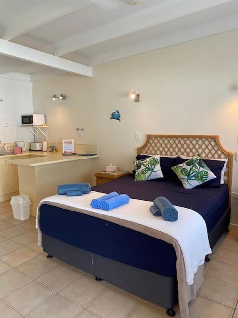 AFFORDABLE ISLAND ESCAPE! Queen Studio, Nelly Bay - Grafton Accommodation 1