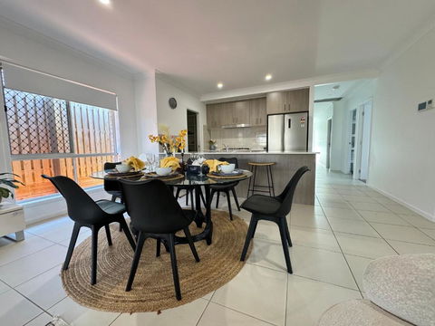 Absolute Familial Paradise- Greenbank - Grafton Accommodation 0