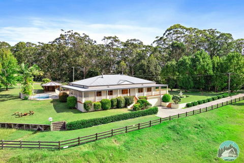 Aircabin - KANGY ANGY - Rural Retreat 4 Bedrooms - Grafton Accommodation 0