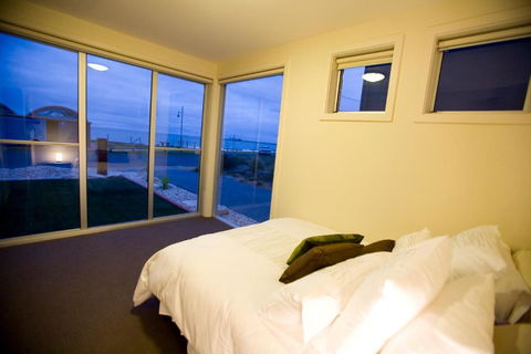 Aloha Beachfront Port Fairy - Grafton Accommodation 4
