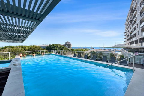 Aqua Vista At Harbour Lights - Poolside Panorama - Grafton Accommodation 1