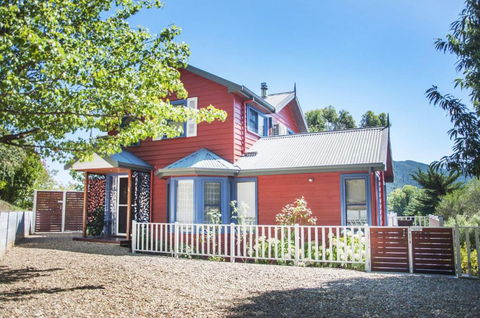 Artee House - A Bright Escape - Grafton Accommodation 0