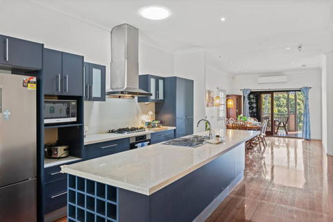 Artistic Queenslander With Park Views - Near City! - Grafton Accommodation 2