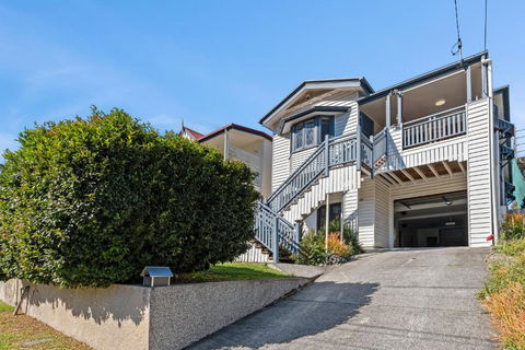 Artistic Queenslander With Park Views - Near City! - Grafton Accommodation 1