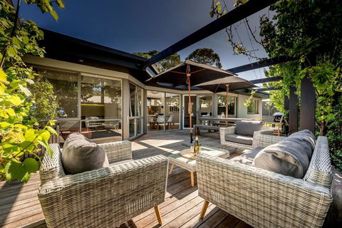 Aura Hot Tub Retreat - Unique Cedar Hot Tub Experience, 650m To Tyrone Foreshore - Grafton Accommodation 2