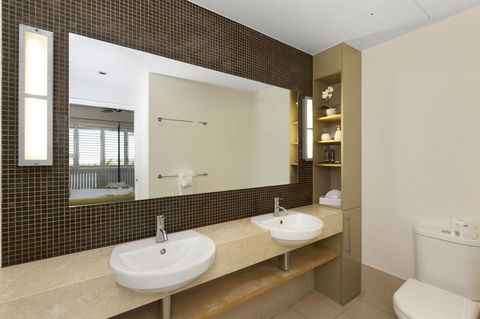 Boathouse Port Of Airlie - Grafton Accommodation 12
