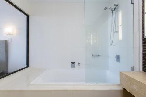 Boathouse Port Of Airlie - Grafton Accommodation 13