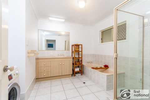 Immaculate Spacious Second Floor Unit Overlooking Pristine Parklands - Grafton Accommodation 1