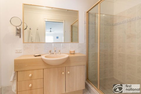 Immaculate Spacious Second Floor Unit Overlooking Pristine Parklands - Grafton Accommodation 13