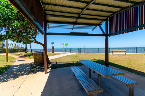 Lowset, Pet Friendly Cottage - Sunset Ave, Bongaree - Grafton Accommodation 16