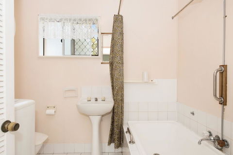 Lowset, Pet Friendly Cottage - Sunset Ave, Bongaree - Grafton Accommodation 17
