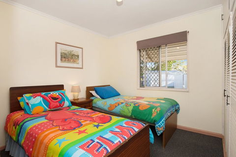 Lowset, Pet Friendly Cottage - Sunset Ave, Bongaree - Grafton Accommodation 7