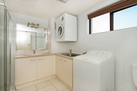 Waterviews,Pool, Wifi Its All Here !- Welsby Pde, Bongaree - Grafton Accommodation 9