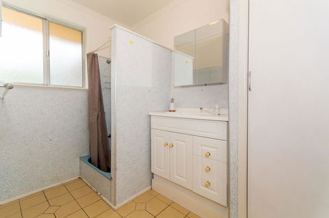 Short Stroll To Surf Beach - North Street, Woorim - Grafton Accommodation 5